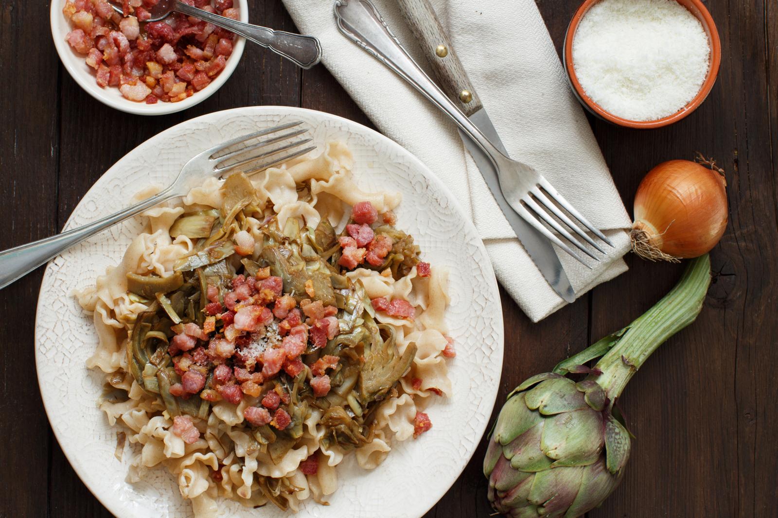 Pasta con carciofi e pancetta